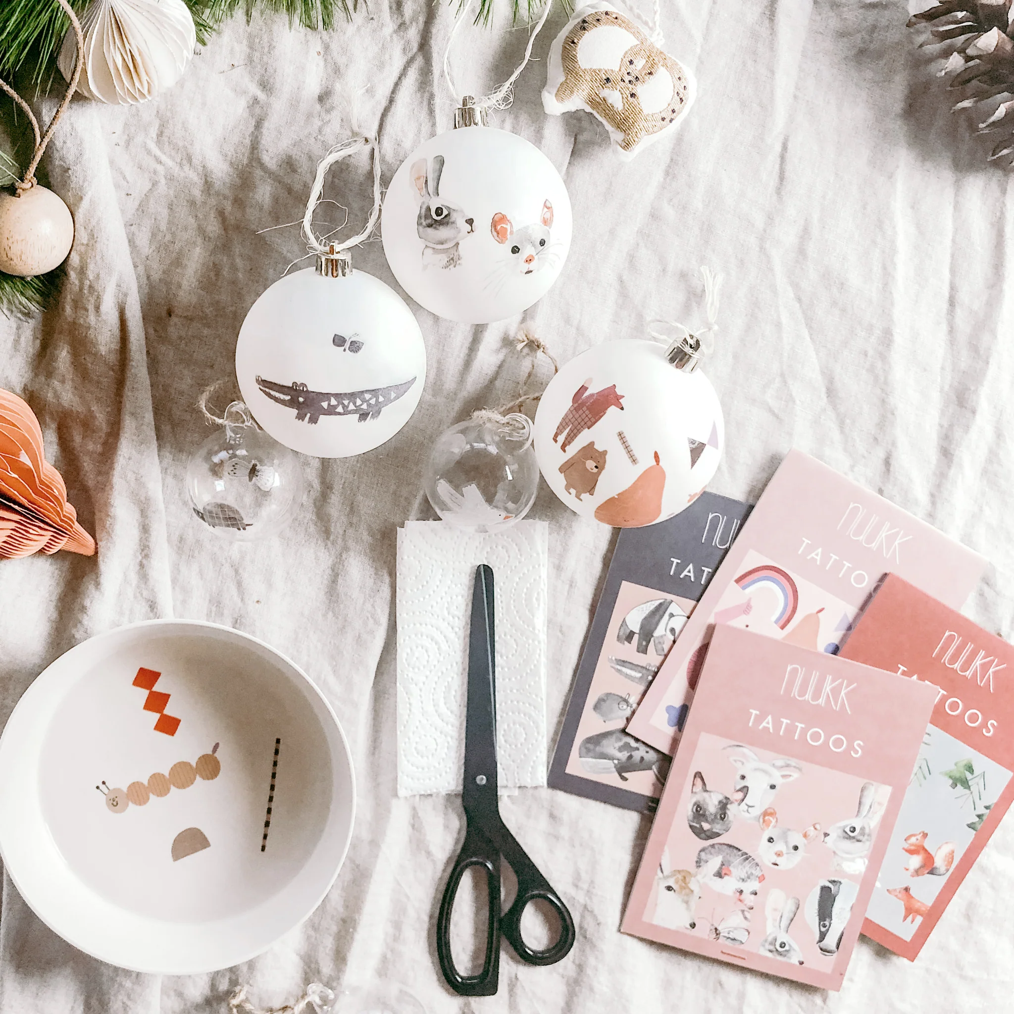 weihnachtskugeln DIY mit den tattoos von nuukk, Weihnachtskugeln verzieren