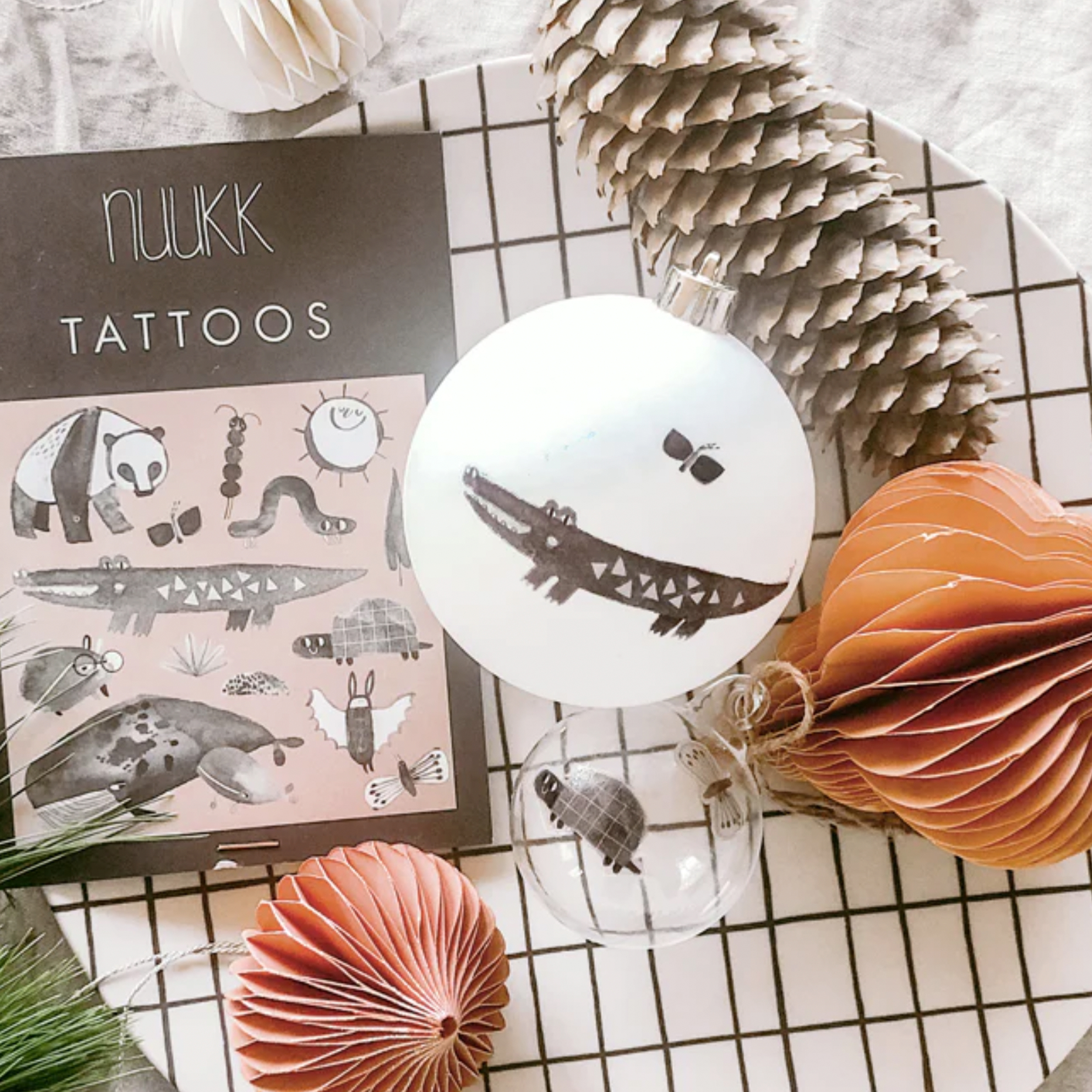 DIY mit Tattoos auf Weihnachtskugeln von nuukk, Weihnachtskugeln verzieren