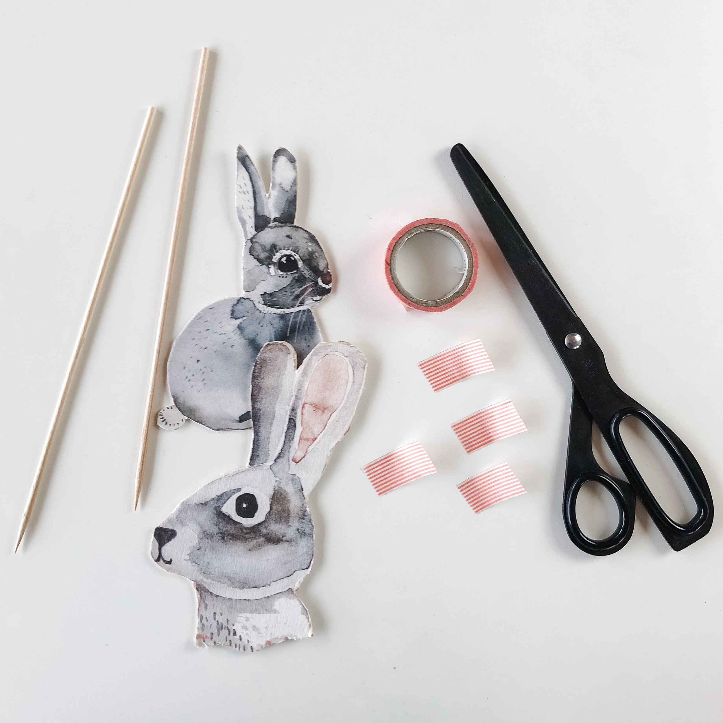 Washi Tape, Schere, Hasen aus nuukk Postkarten, Holzstäbchen: Kuchentopper von nuukk, DIY Cake Topper