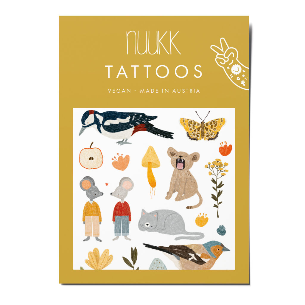 nuukk nachhaltige Kindertattoos Kleiner Specht mit Illustrationen von Lenja Lorkowski. Zeichnungen, Motive: Specht, Mäuse, kleiner Löwe, Schmetterling, Blumen und Katze. Tattoos Kleiner Specht