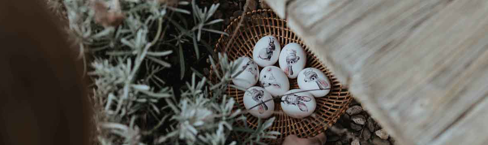 Ostereier im Osterkorb mit Kindertattoos DIY, nuukk, Ostereier tätowieren