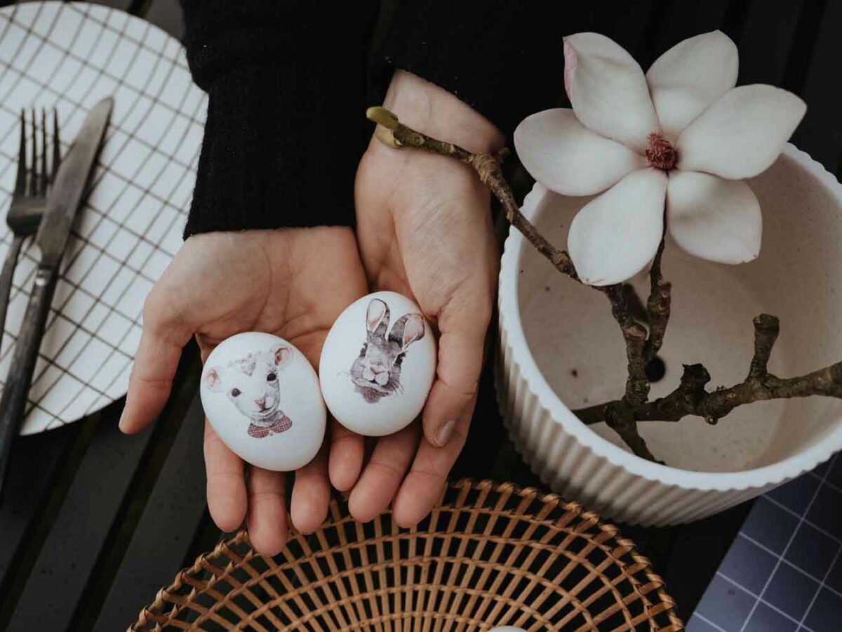 Ostertisch, Ostereier verzieren mit Kindertattoos. Osterhase, Ostereier tätowieren