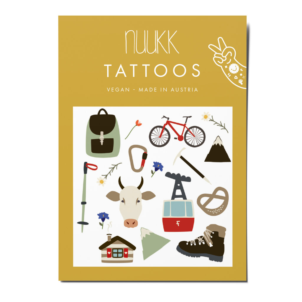 nuukk nachhaltige Kindertattoos “ Mountains” mit Illustrationen von Roadtyping mit Rucksack, Bergen, Gondel und Wanderstiefeln. Kindertattoos Mountains