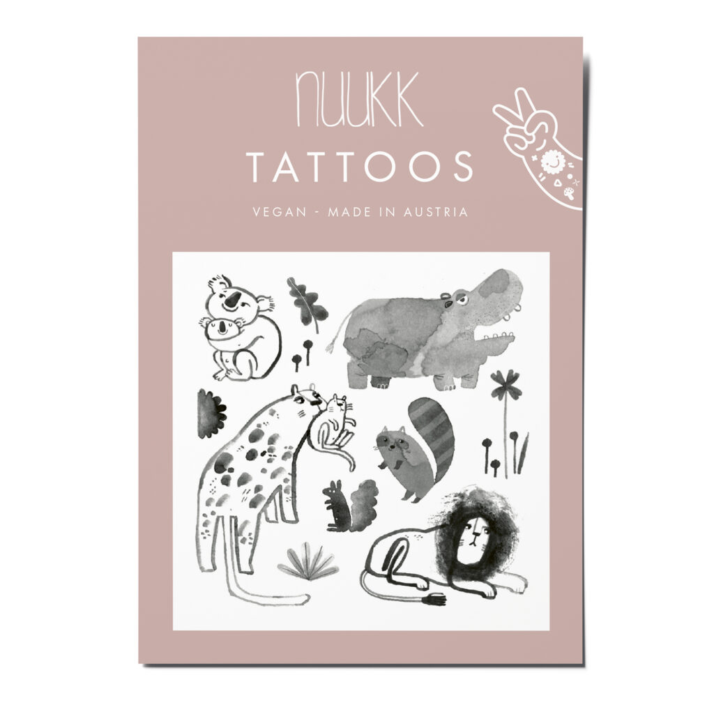nuukk nachhaltige Kindertattoos Nilpferd mit Illustrationen von Karin Lubenau. Aquarellzeichnungen in Schwarz von Nilpferd, Löwe, Waschbär, Koala, Eichhörnchen