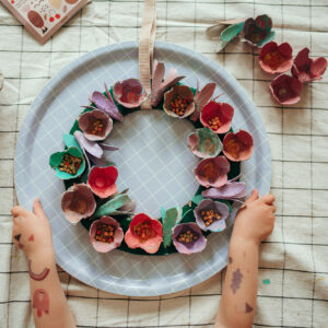nuukk diy Blumenkranz aus Eierschachtel basteln Kinderzimmer