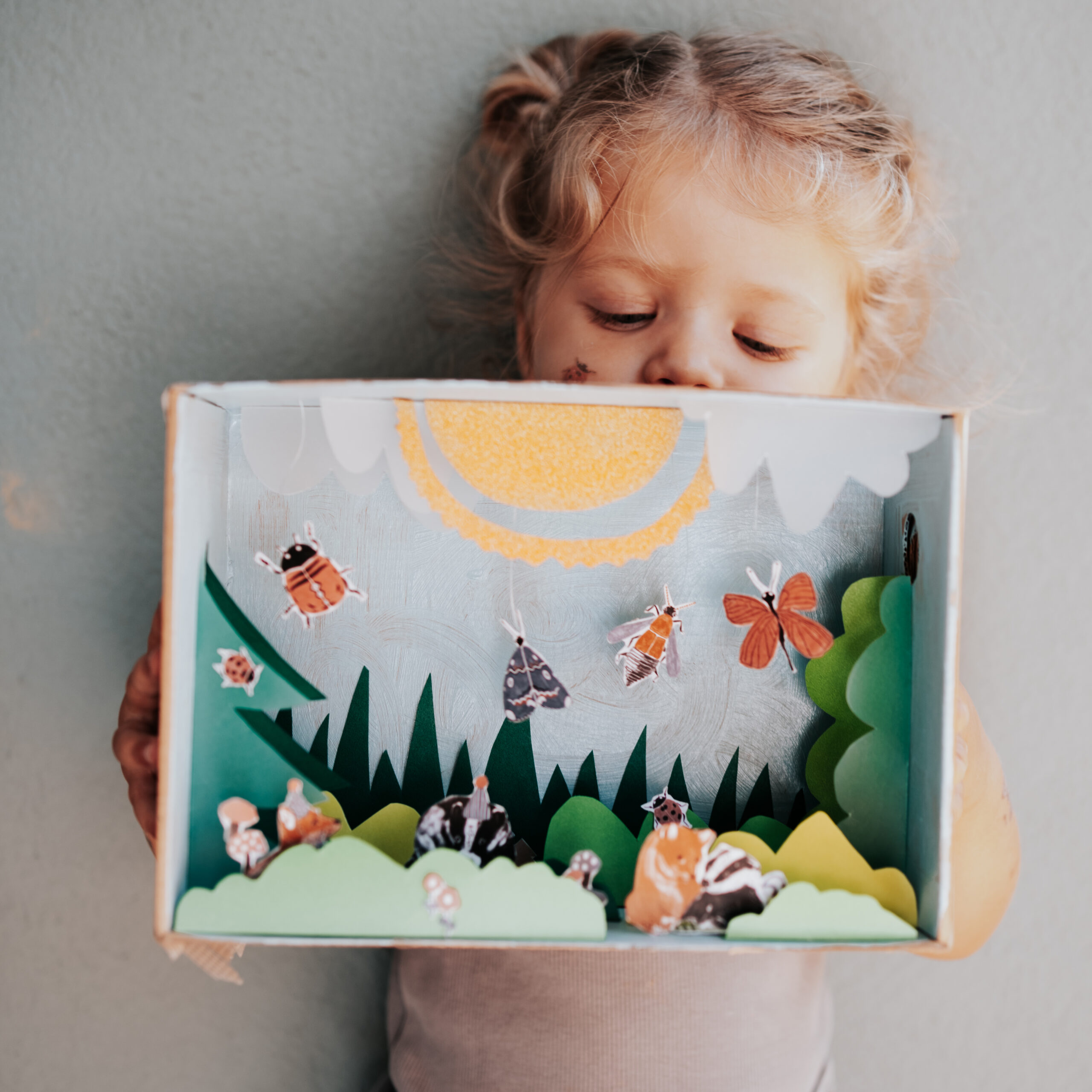 Diorama basteln mit Kindern im Frühling