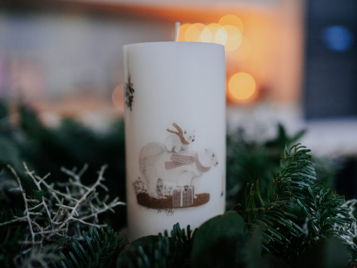 Adventskranz selber machen, Hygge, Kerzen verzieren mit Kindertattoos, Eisbär, Adventskranz binden, Anleitung