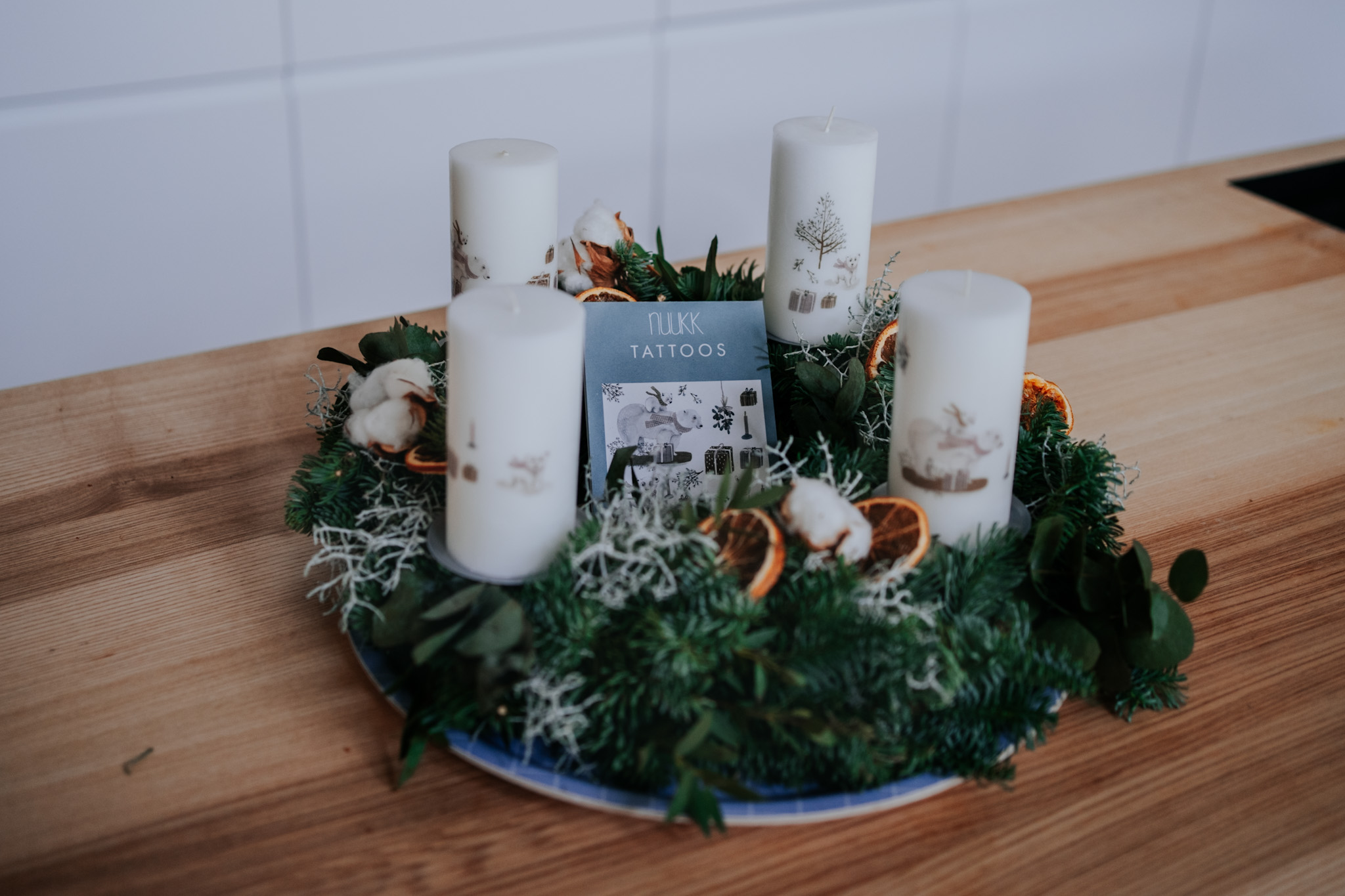 Adventskranz-nuukk-diy-anleitung-kerzen-tattoos Nordic Style Adventskranz selber machen, Hygge, Kerzen verzieren mit Kindertattoos, Eisbär, Adventskranz binden, Anleitung