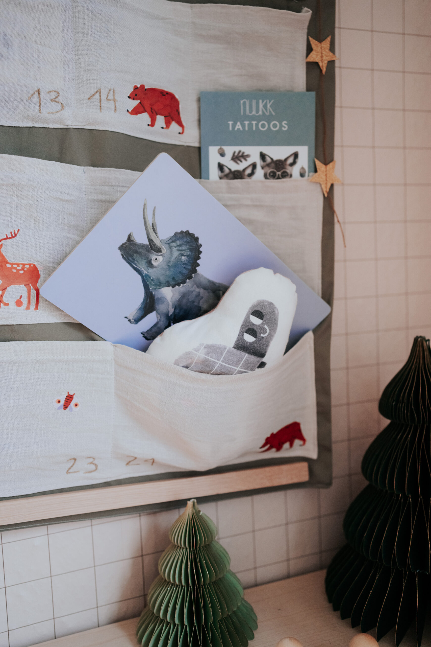 Adventskalender-DIY-nuukk-befuellen Adventskalender aus Stoff, Nähanleitung, Verschönern mit nuukk Bügelbildern, DIY, Upcycling