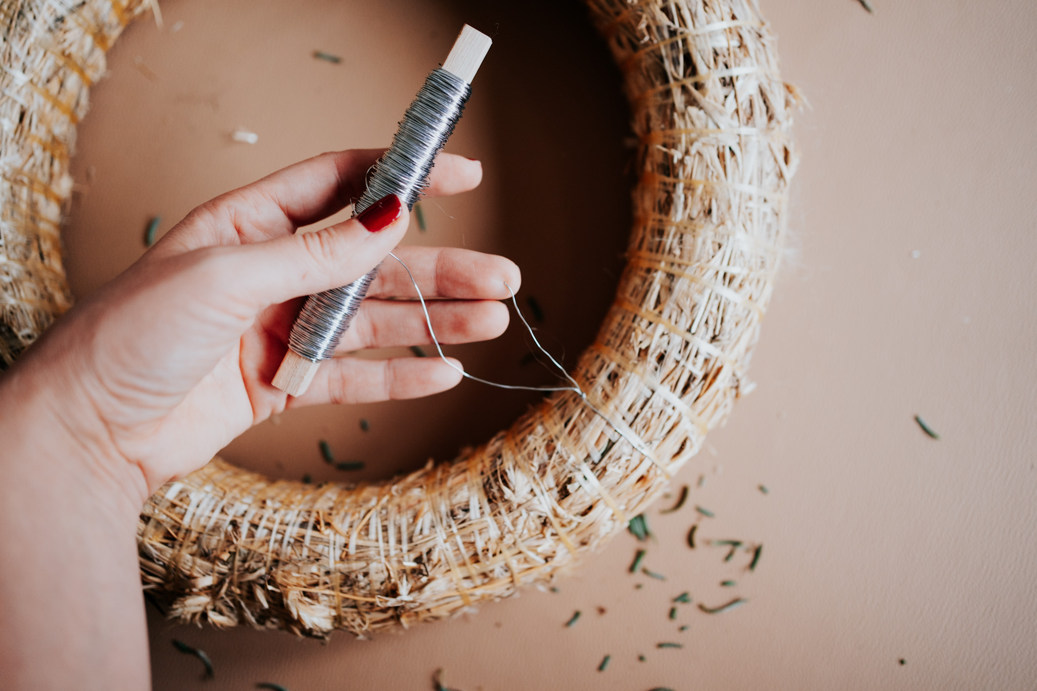 kranzbinden-adventskranz-nuukk-diy Adventskranz selber machen, Hygge, Kerzen verzieren mit Kindertattoos, Eisbär, Adventskranz binden, Anleitung