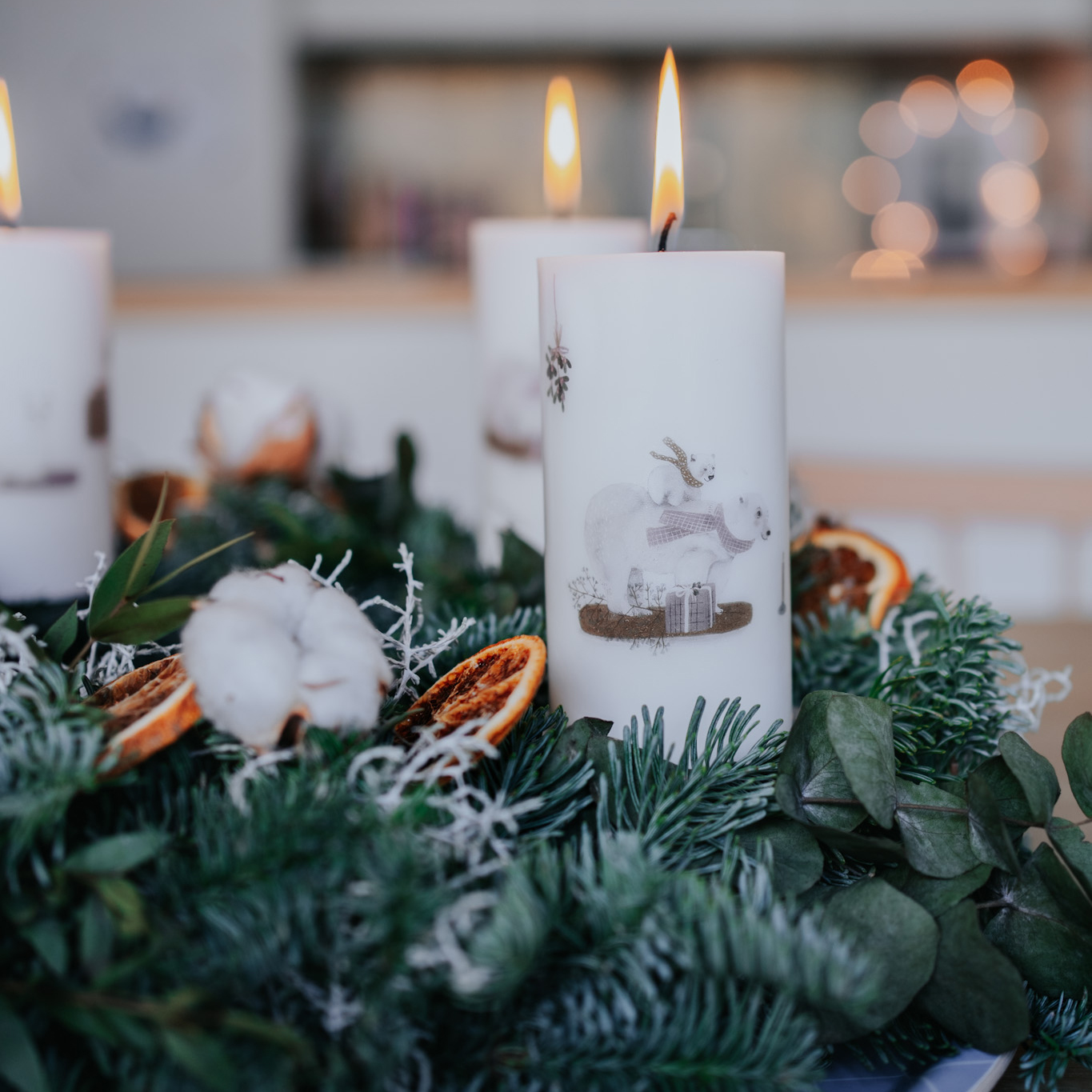 Inspiration: Nordic Style Adventskranz selber machen, Hygge, Kerzen verzieren mit Kindertattoos, Eisbär, Adventskranz binden, Anleitung, Weihnachtsgeschenke für Kinder
