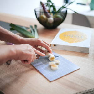 Frühstücksbrettchen Grid Himmelblau, Lauch schneiden