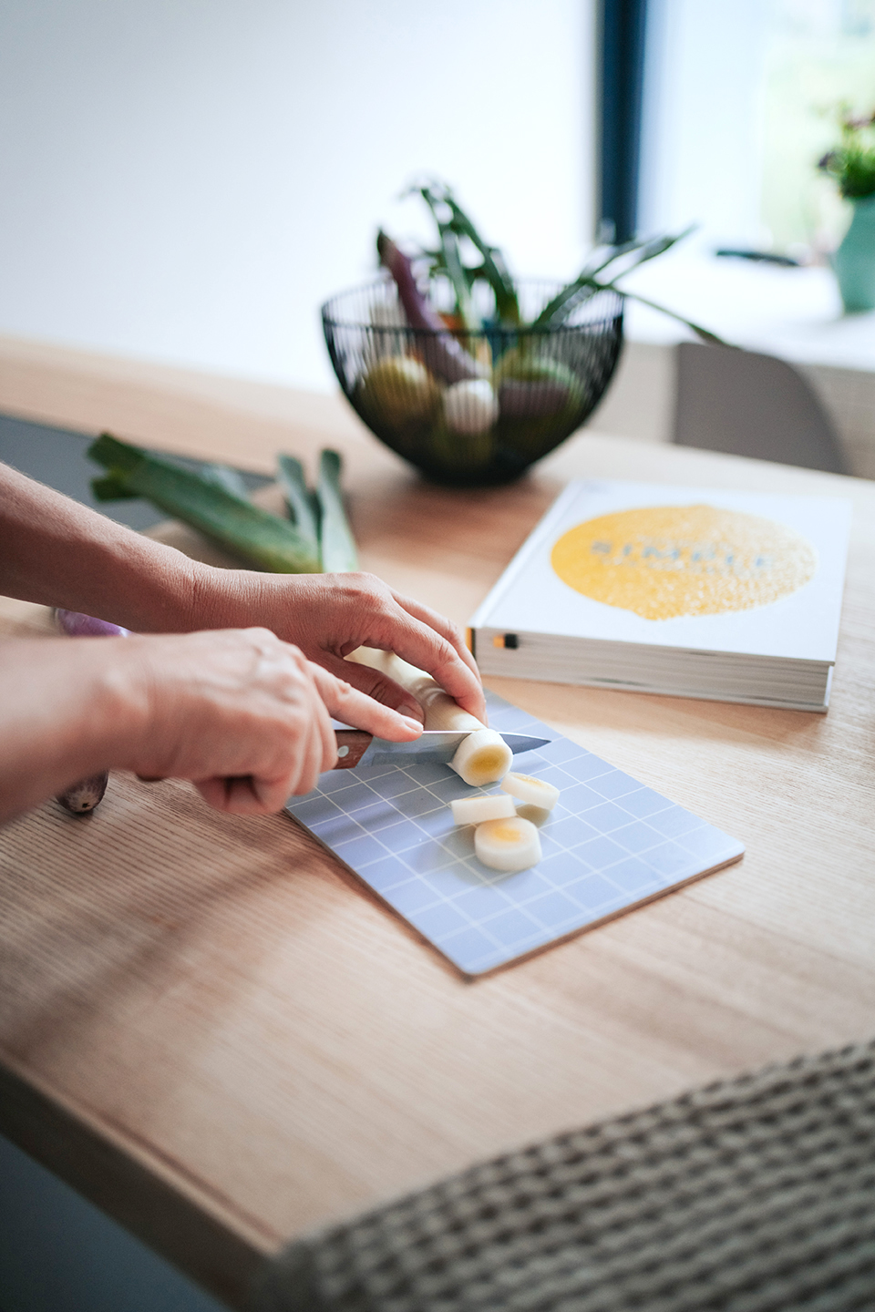 Frühstücksbrettchen Grid Himmelblau, Lauch schneiden