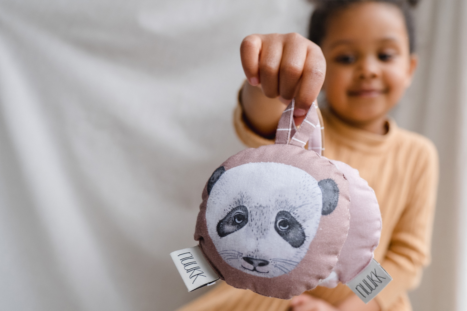 nuukk-baby-rattles-rasseln Rassel aus Stoff. Alles fürs Kinderzimmer von nuukk. Motiv: Panda