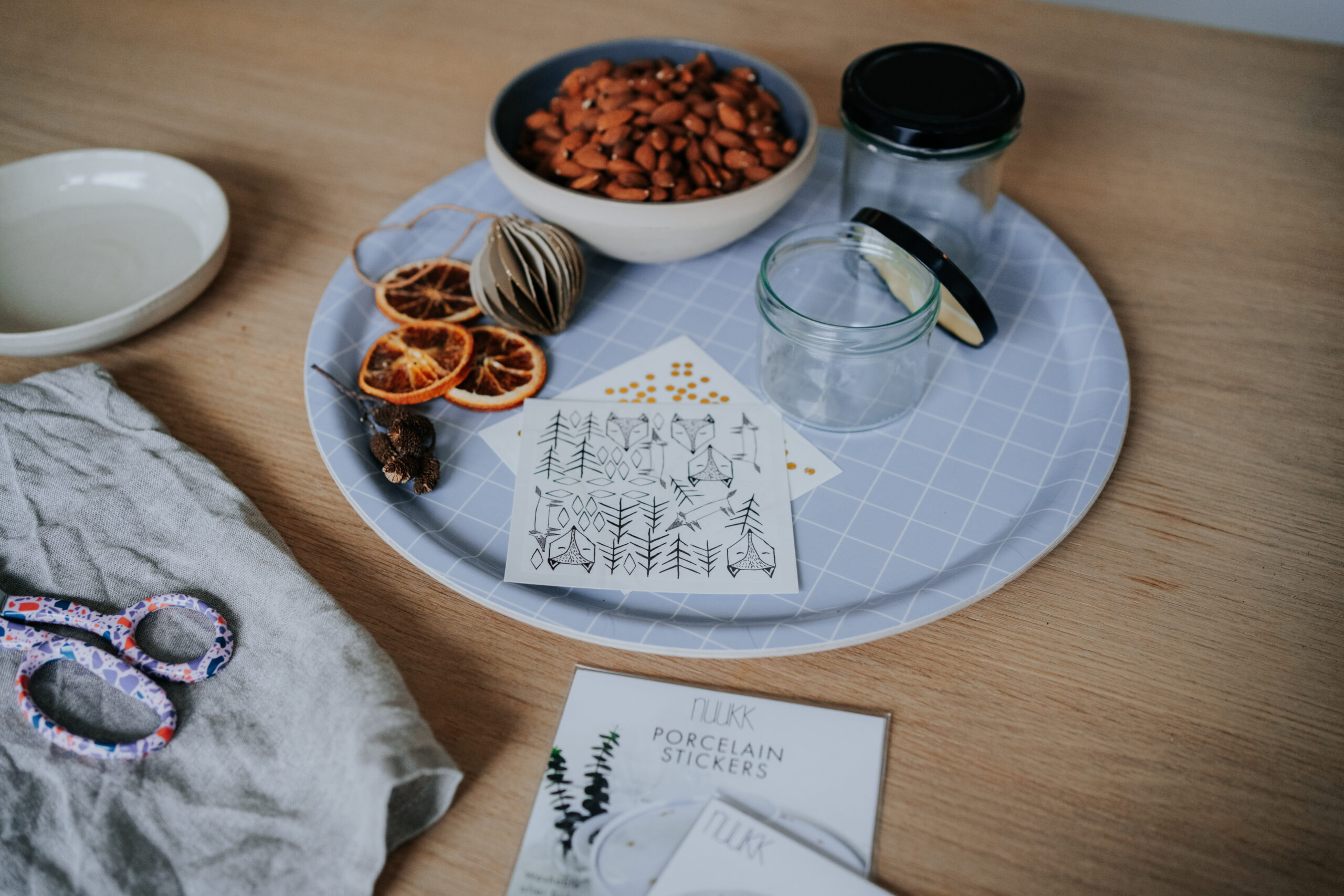 Zutaten für einen Mandelaufstrich auf einem hellblauen Tablett von nuukk