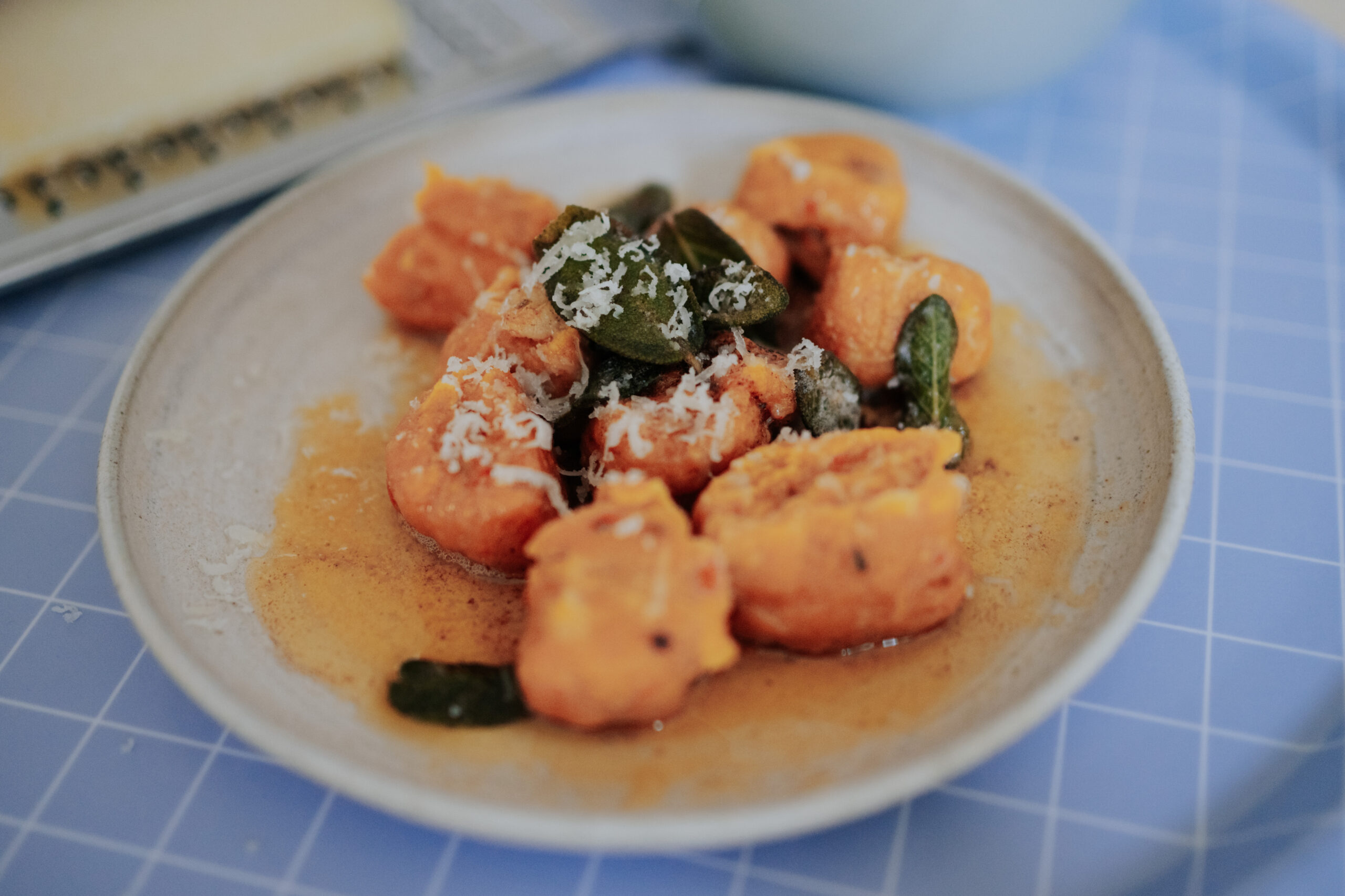 nuukk-kuerbis-gnocchi-vegetarische-weihnachten-4 Kürbis-Gnocci mit Salbeisauce Rezept