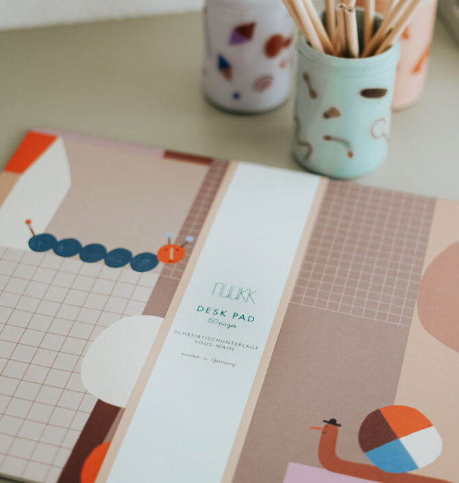 Einschulung 20 Schreibtischunterlage von nuukk mit Illustrationen von Anna Katharina Jansen, Kinderschreibtisch