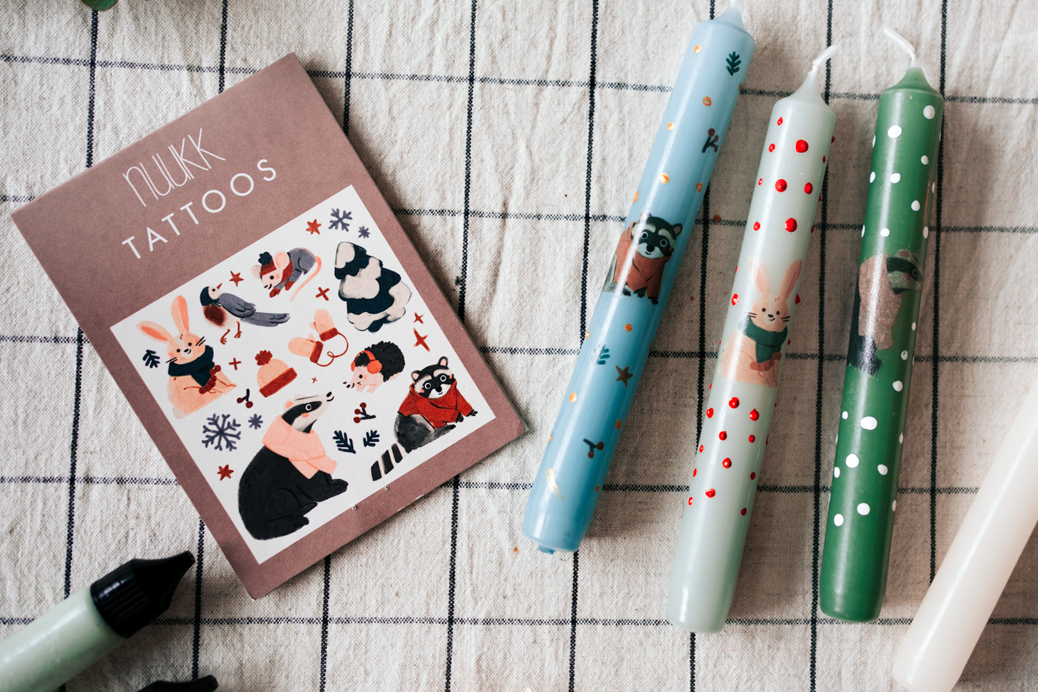 nuukk Kindertattoos mit Weihnachtsmotiven zum Verzieren von Kerzen, Kerzen verzieren, Kerzen dekorieren. Motive: Dachs, Hase, Maus, Weihnachten, Igel, Waschbär, Weihnachtsgeschenke für Kinder, Nachhaltige Weihnachtsgeschenke