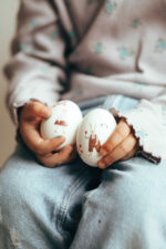 Ostertisch, Ostereier verzieren mit Kindertattoos. Osterhase