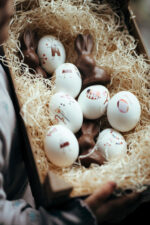 Ostertisch, Ostereier verzieren mit Kindertattoos. Osterhase