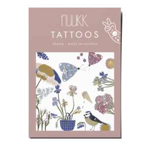 nuukk nachhaltige Kindertattoos “Sommerblumen”: eine illustrierte Blumenwiese mit Schmetterlingen, Sonnenblumen.