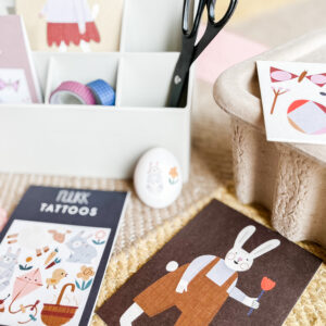 süßer osterhase mit Tulpe auf Postkarte aus Holzschliffpappe