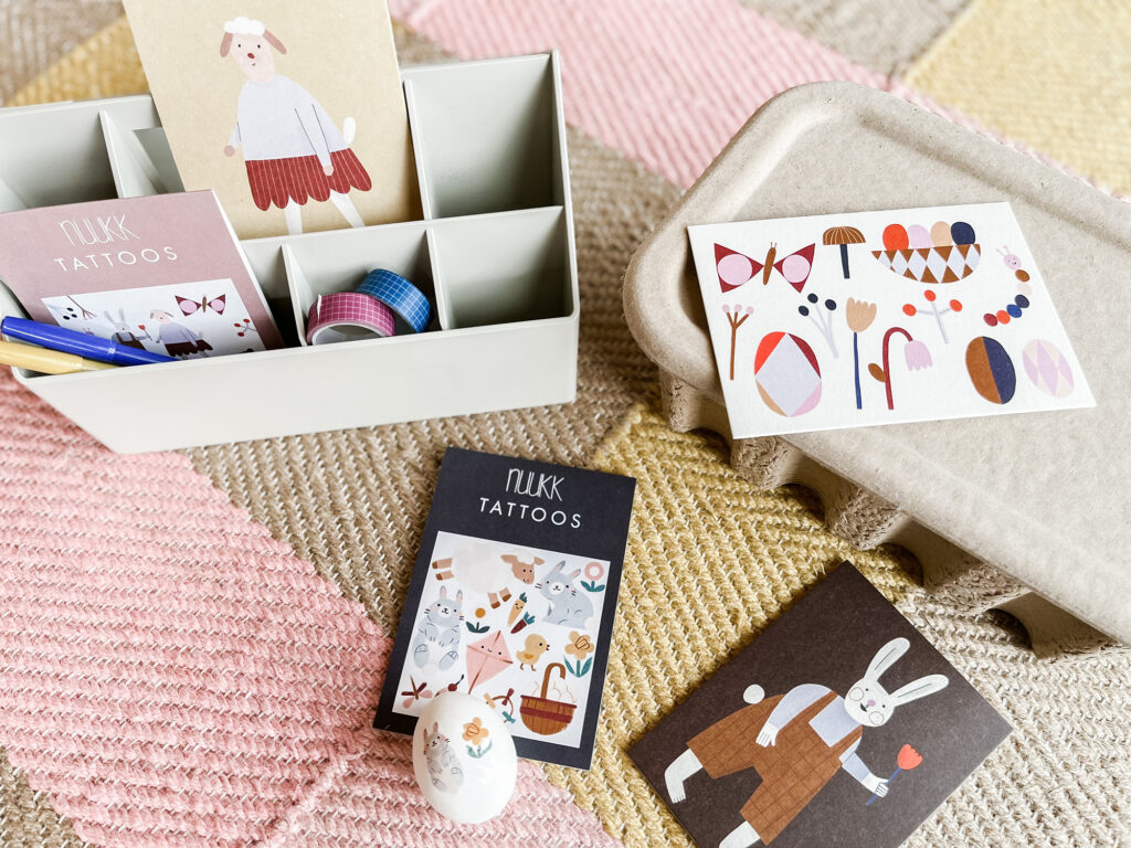 Postkarten fuer ostern, Motive: Hase, Lamm-Mädchen und Osterstrauß von Nuukk