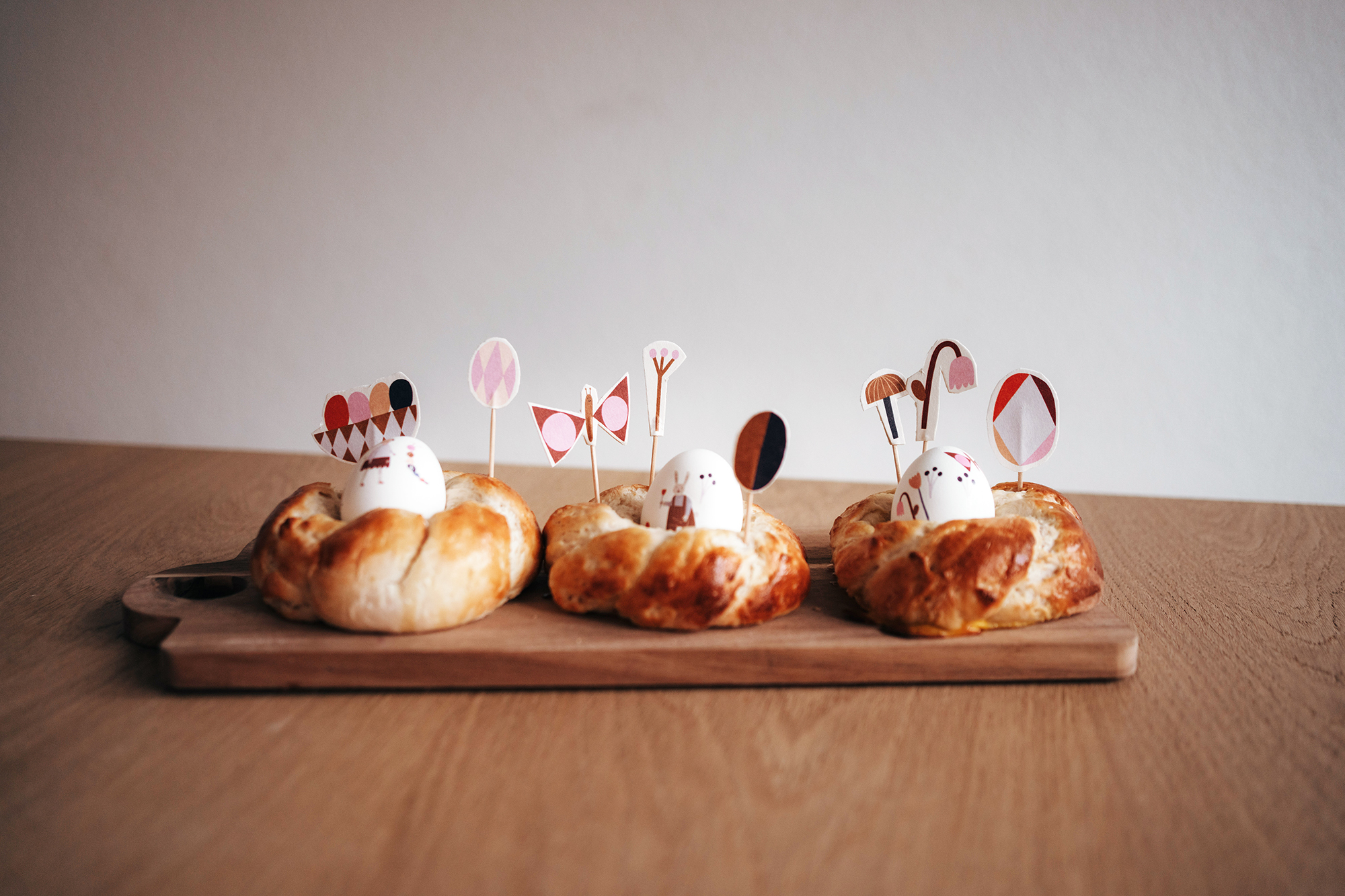 nuukk-diy-osternest-ostereier-faehnchen-kindertattoos-web Ostertisch, Cake Topper, Ostereier verzieren mit Kindertattoos. Rezept für Hefenest