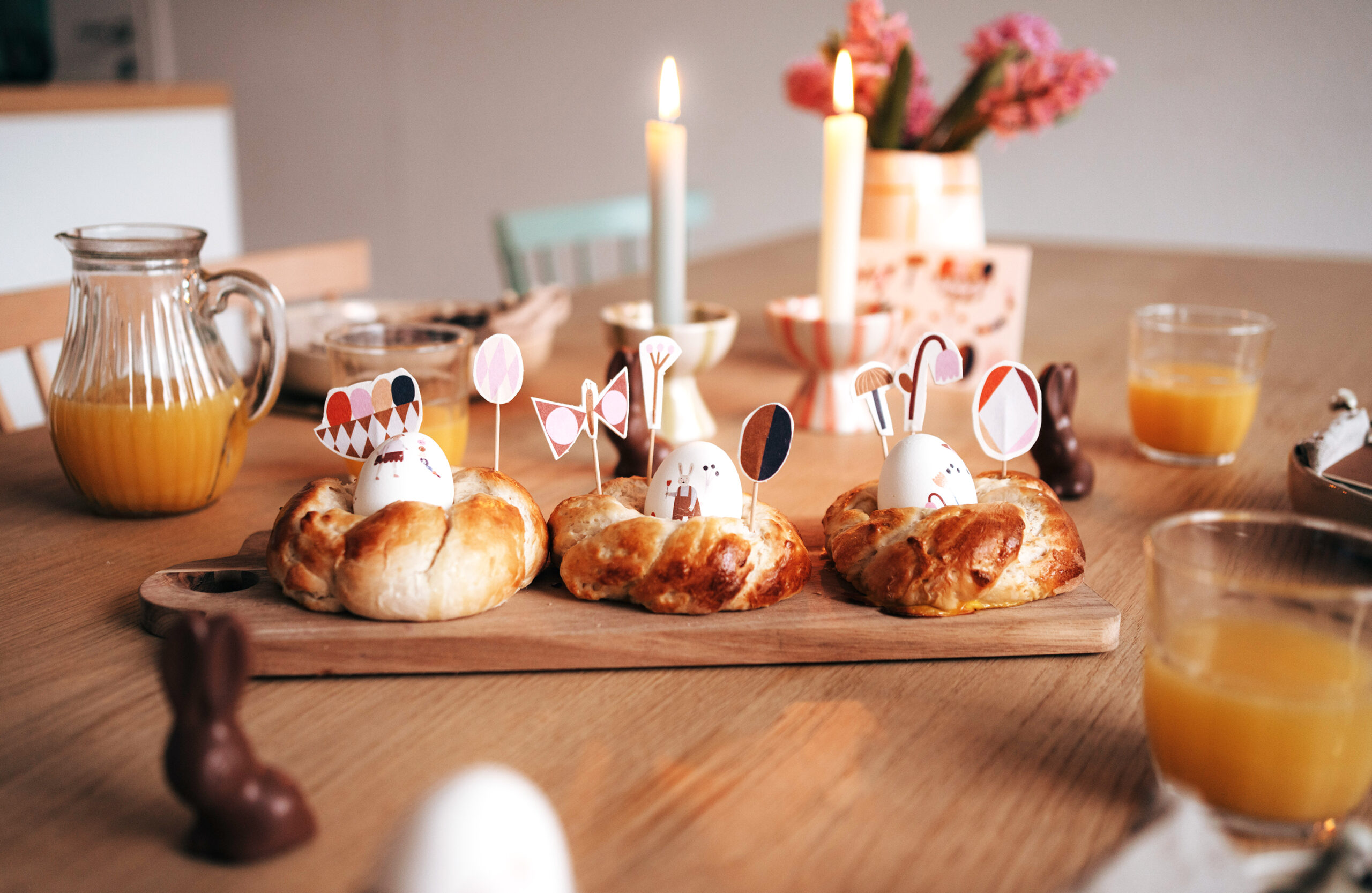 nuukk-diy-osternest-ostereier-gedeckter-tisch-web Osternest aus Hefeteig mit Osterei. Ostereier verziert mit Kindertattoos. Ostertisch. nuukk