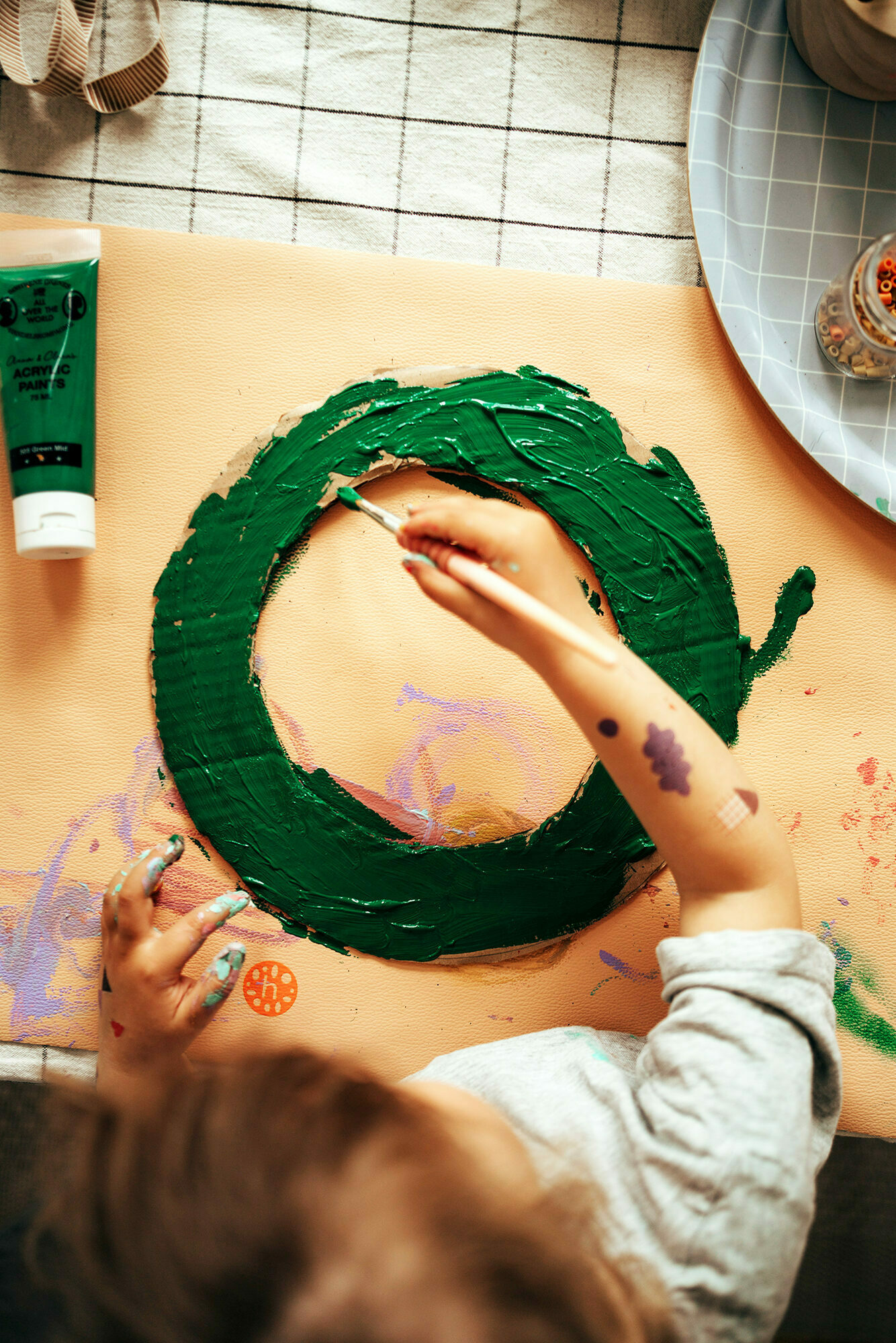 nuukk diy Blumenkranz aus Eierschachtel basteln Kinderzimmer