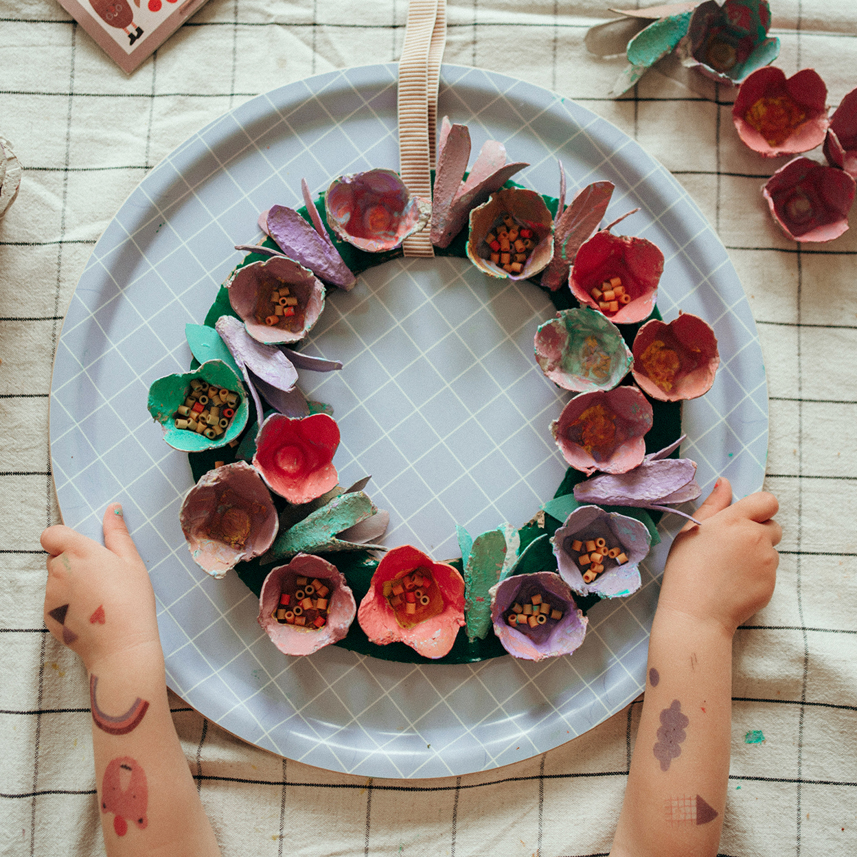 Blumenkranz aus Eierkarton, diy Blumenkranz aus Eierschachtel basteln