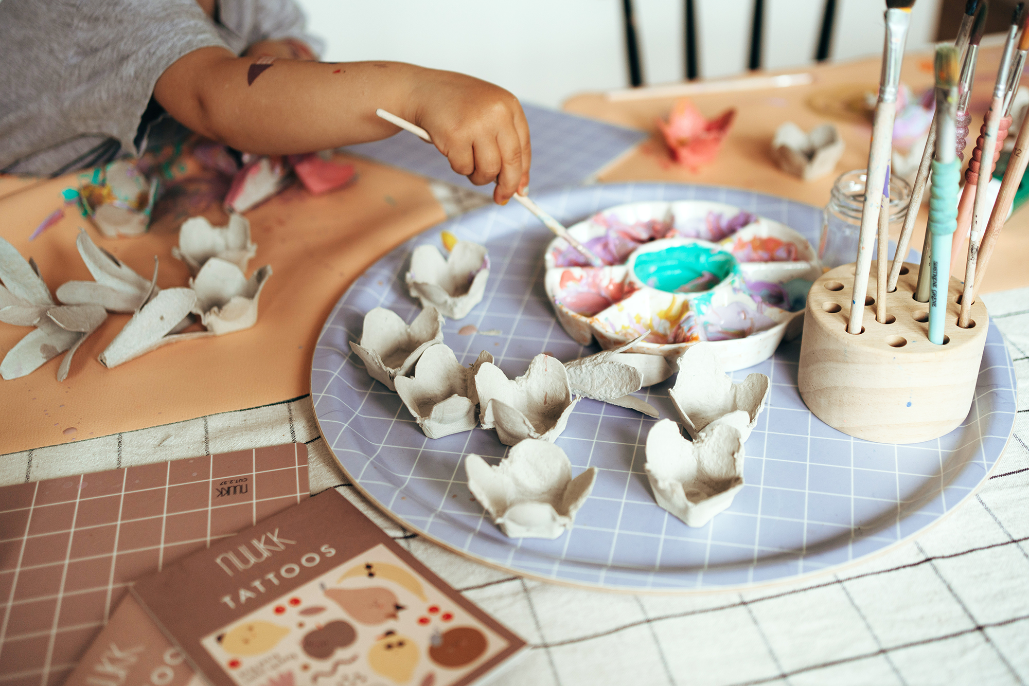 nuukk diy Blumenkranz aus Eierschachtel basteln Kinderzimmer