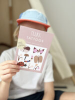 Kindertattoos von nuukk, Motive: Marienkaefer, Kind hält Tattoos, Tulpen, Schmetterlinge