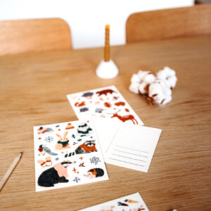 Winter Postkarte mit Waldtieren: Waschbär, Dachs, Hase mit Handschuhen und Schal, Eisstern