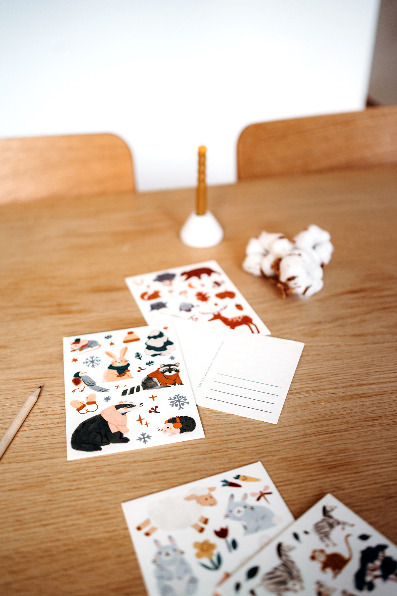 Winter Postkarte mit Waldtieren: Waschbär, Dachs, Hase mit Handschuhen und Schal, Eisstern