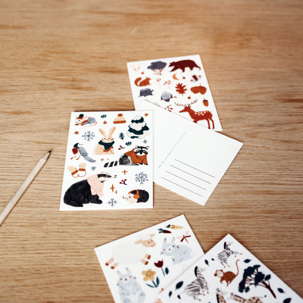 Winter Postkarte mit Waldtieren: Waschbär, Dachs, Hase mit Handschuhen und Schal, Eisstern