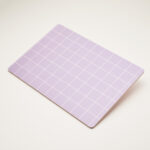 nuukk, kleines Schneidebrett / Frühstücksbrettchen, laminiertes Birkenfurnier. Motive: lila weiß Grid
