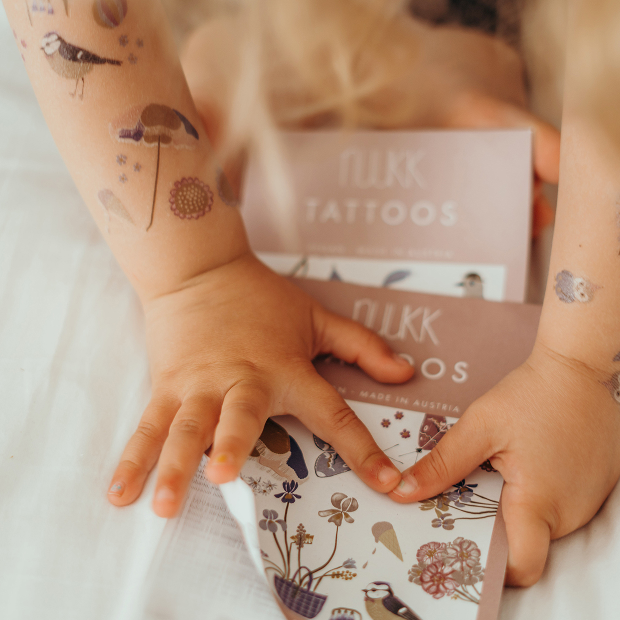 nuukk-Kindertattoos-Arme nuukk Bio Kindertattoos, vegan, Motive: Blumen, Vögel, Blumenstrauß, Sommer, Eis