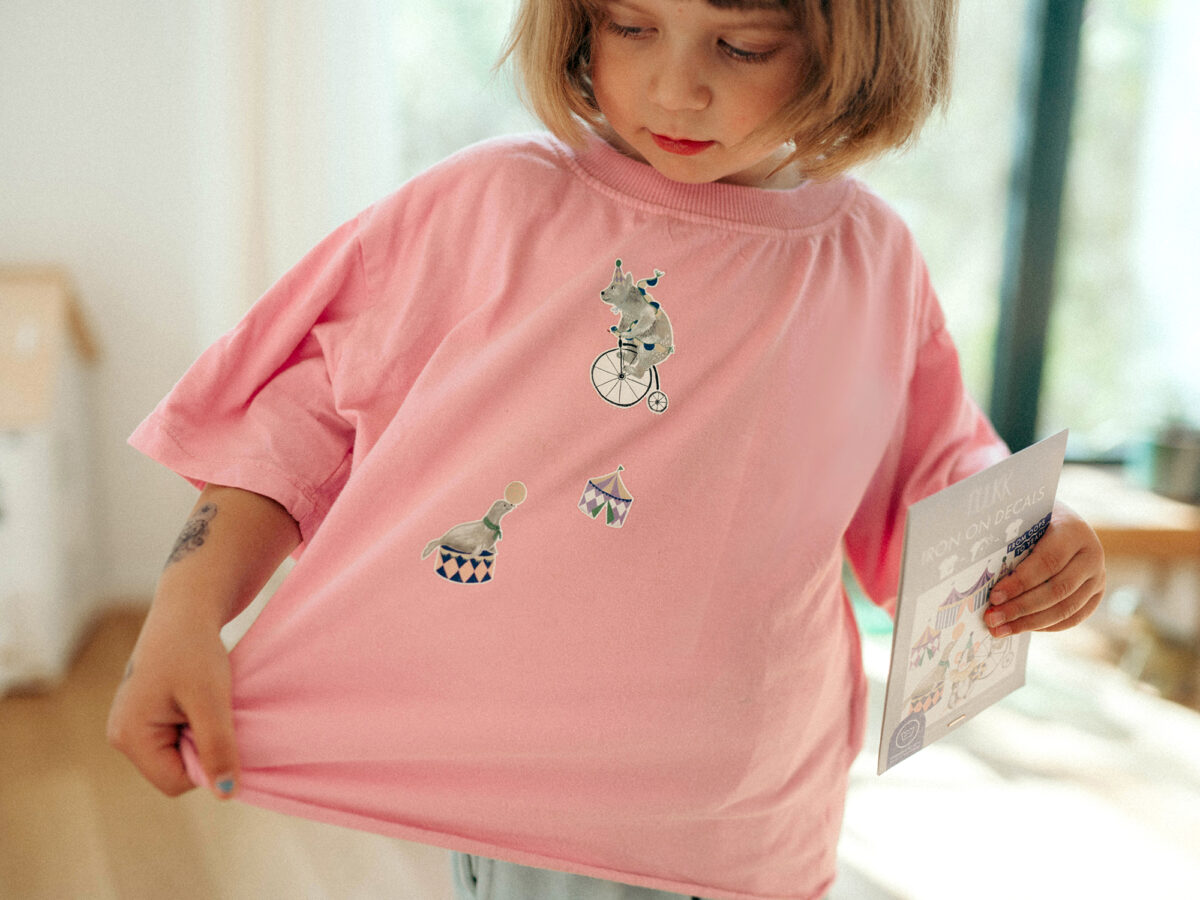 Nuukk Bügelbild Zirkus - Bär, Robbe und Mäuse im Zirkuszelt auf einem T-Shirt