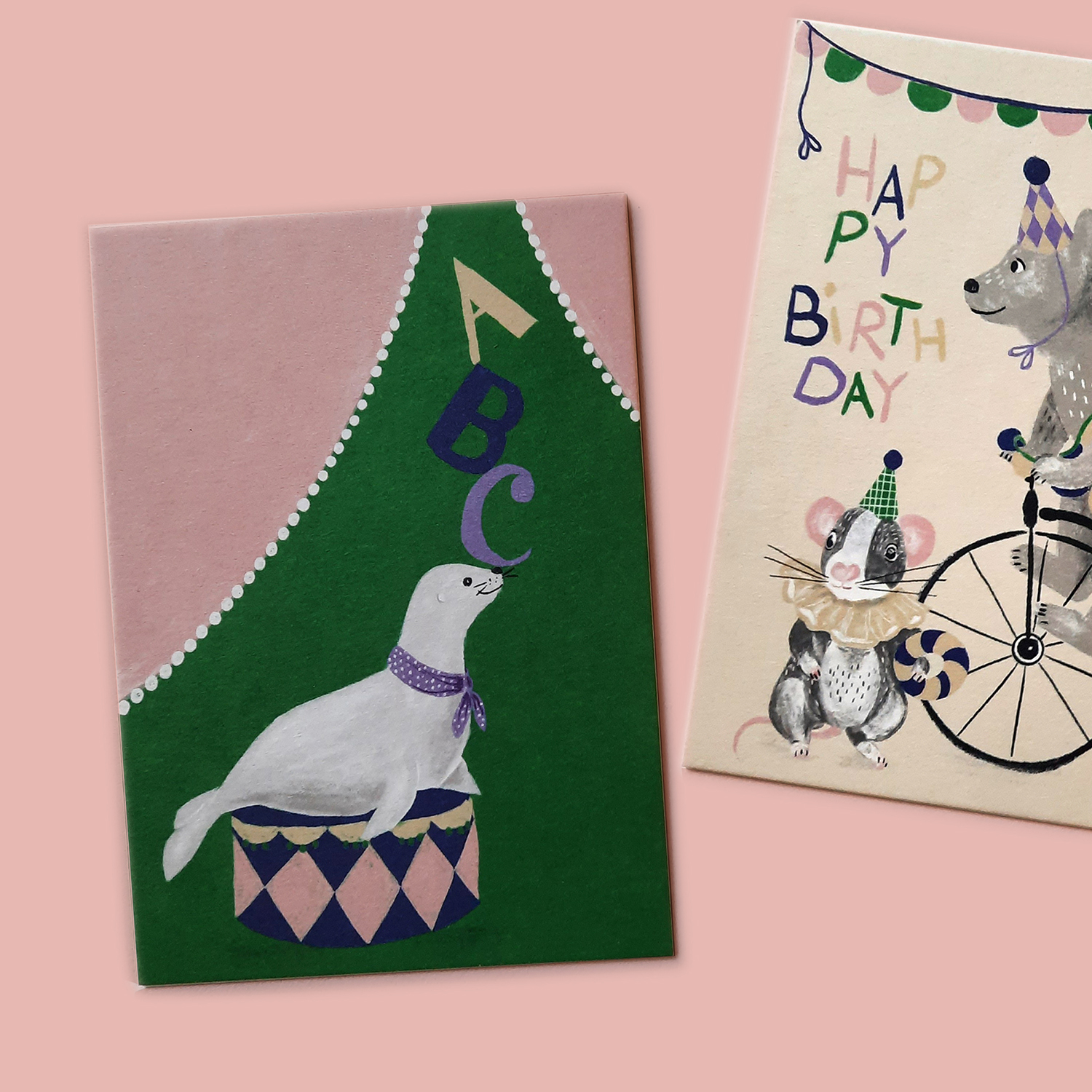 Diese niedliche Postkarte zeigt eine Robbe, die ABC-Buchstaben jongliert. Gedruckt auf stabile Holzschliffpappe, perfekt für besondere Glückwünsche zum Schulanfang.