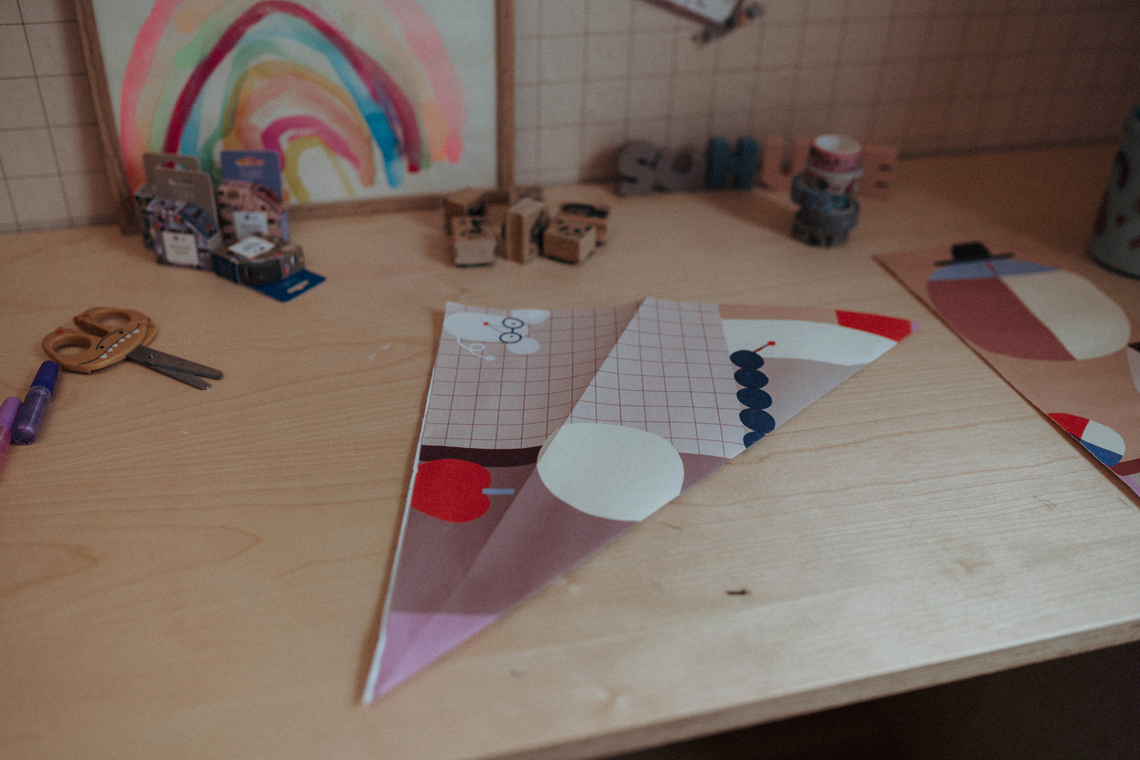 Bastelprozess einer Mini-Schultüte aus Nuukk-Schreibtischunterlage mit Krepppapier und Leimstift