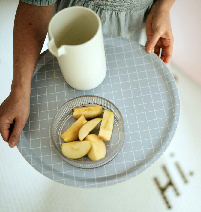 großes rundes nuukk Tablett aus laminiertem Birkenfurnier in hellblau mit Grid-Muster.