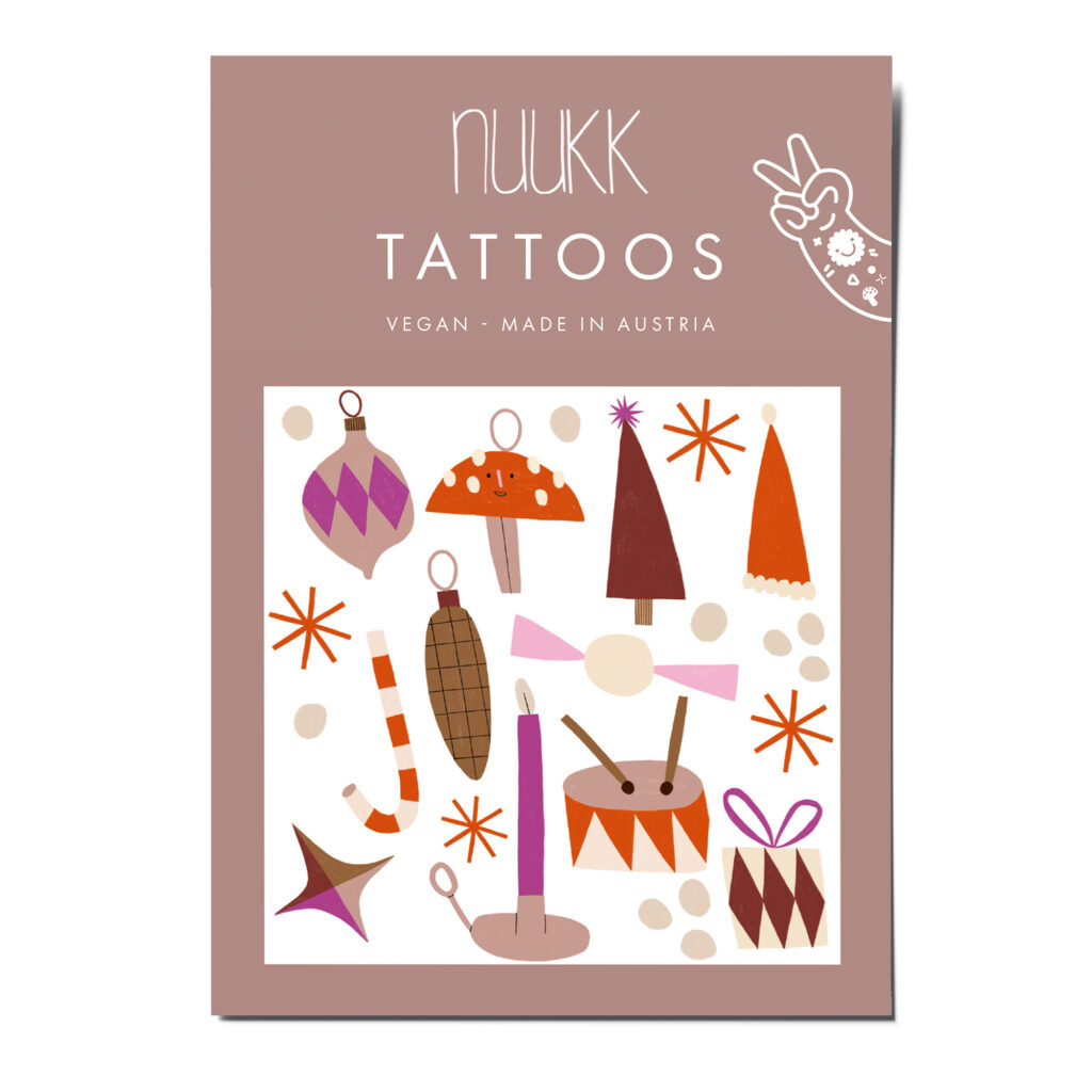 Kindertattoos Weihnachten, nuukk nachhaltige Kindertattoos “ Weihnachten”: mit festlichen Illustrationen von Anna Katharina Jansen. Perfekt für den Adventskalender mit folgende Motiven: Weihnachtsschmuck, Christbaumkugel, Zuckerkringel, Trommel, Kerze, Geschenk, Stern. Tattoos Weihnachten