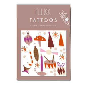 Kindertattoos Weihnachten, nuukk nachhaltige Kindertattoos “ Weihnachten”: mit festlichen Illustrationen von Anna Katharina Jansen. Perfekt für den Adventskalender mit folgende Motiven: Weihnachtsschmuck, Christbaumkugel, Zuckerkringel, Trommel, Kerze, Geschenk, Stern. Tattoos Weihnachten