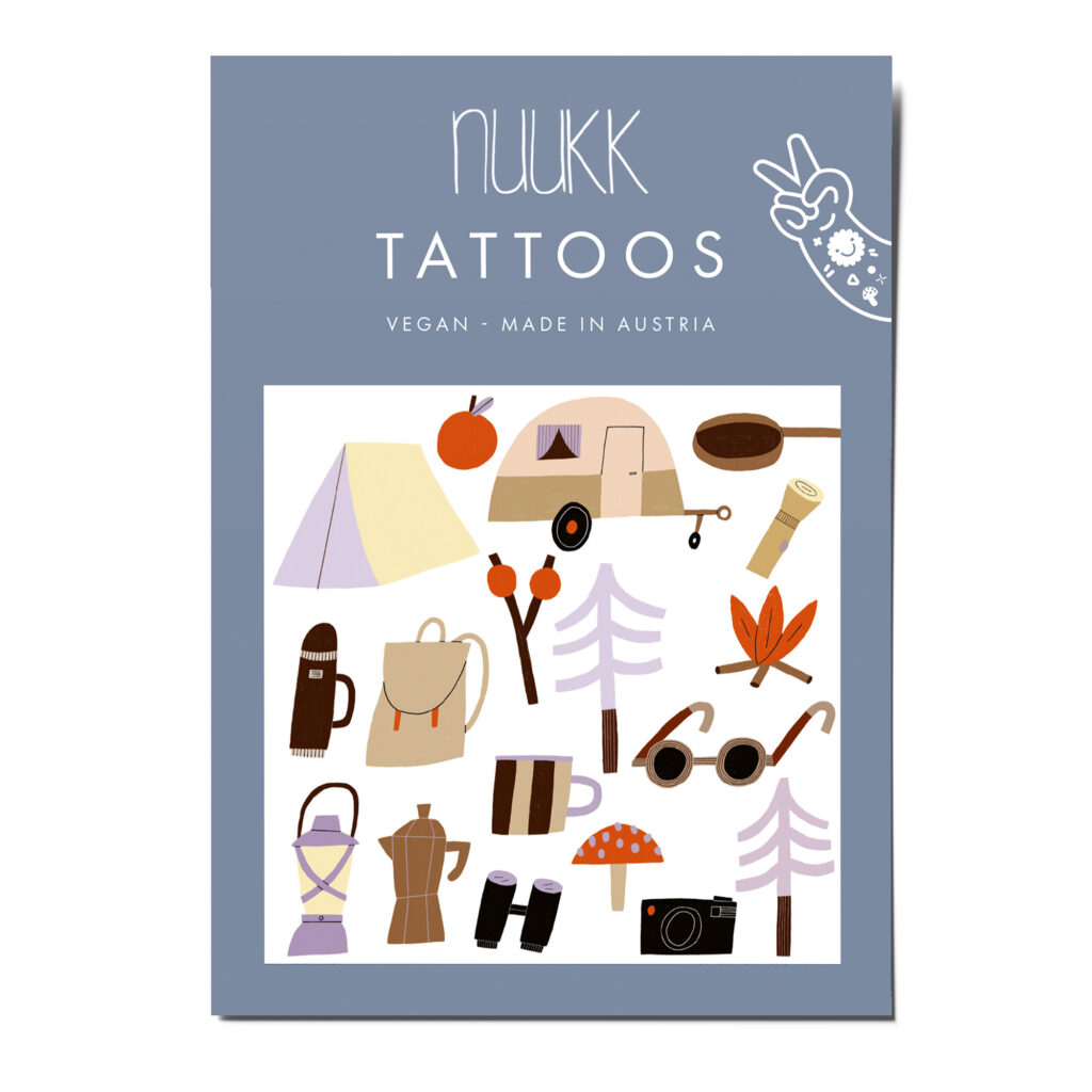 Tattoos Outdoor. nuukk nachhaltige Kindertattoos “Outdoor”: mit Illustrationen von Anna Katharina Jansen. Motive für alle, die Natur und Urlaub und Camping lieben, wie Wohnwagen, Zelt, Rucksack, Lagerfeuer, Kamera, Thermoskanne, Taschenlampe, Fliegenpilz und Kaffeekanne.