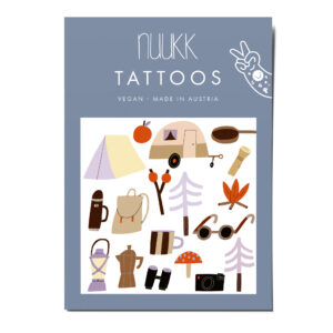 Tattoos Outdoor. nuukk nachhaltige Kindertattoos “Outdoor”: mit Illustrationen von Anna Katharina Jansen. Motive für alle, die Natur und Urlaub und Camping lieben, wie Wohnwagen, Zelt, Rucksack, Lagerfeuer, Kamera, Thermoskanne, Taschenlampe, Fliegenpilz und Kaffeekanne.