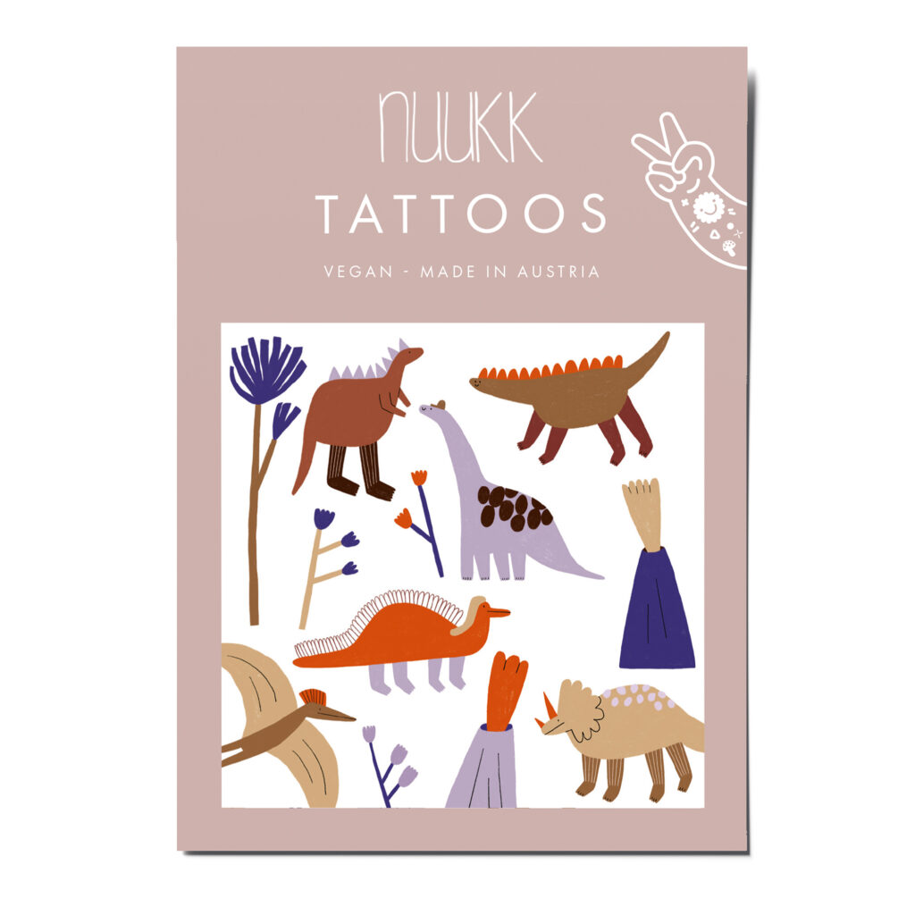 Kindertattoos Dinos, Tattoos Dinos. Dinosaurier Kindertattoos. nuukk nachhaltige Kindertattoos “Dino-Crew”: mit Illustrationen von Anna Katharina Jansen. Triceratops, Vulkan, T-Rex, Brachiosaurus, Flugsaurier. Alle Dinosaurier, die Kinder lieben!