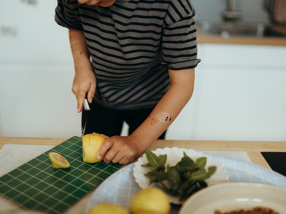 nuukk Schneidebrettchen, Sommerlimonade Rezept, Kinder kochen, Zitronen schneiden