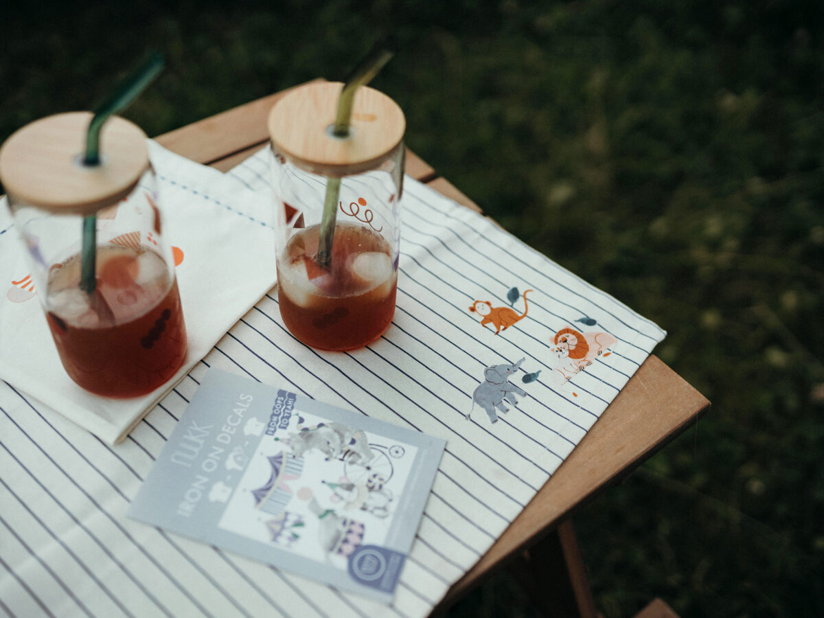 Sommerparty, nuukk, Gläser mit Porzellansticker verzieren, Sommer-Drink, Sommerparty für Kinder, Serviette bedrucken mit Bügelbildern