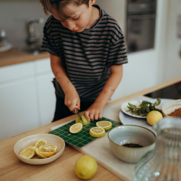 nuukk Schneidebrettchen, Sommerlimonade Rezept, Kinder kochen, Zitronen schneiden